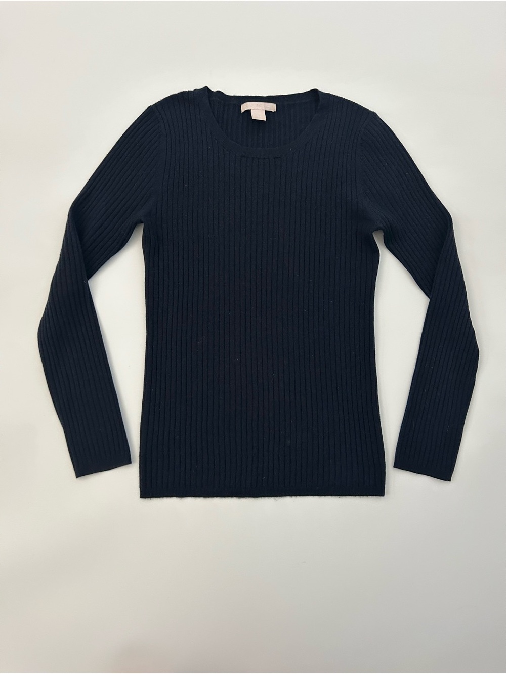 The Cashmere Project Classic Ribbed Top
Sweater
Navy
Lightweight
Minimalist
L